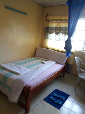 Single Room | Desk, free WiFi, bed sheets - Summary Guest House (Kitale)