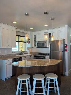 Een koelkast, een magnetron, een oven, een kookplaat