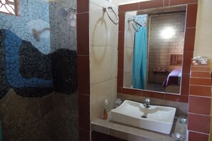Phòng Tiêu chuẩn, 1 giường cỡ king | Phòng tắm | Buồng tắm vòi sen, khăn tắm, xà phòng, dầu gội