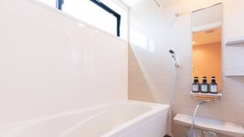 Room (VILLA G, Japanese-Western style) | Bilik Mandi | Gabungan pancuran/tab mandi, pengering rambut, selipar, bidet