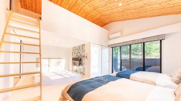 Un dormitorio moderno con techo de madera, cama empotrada, escalera y un gran ventanal con vistas a la vegetación.