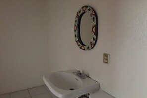 Kamar Superior, 1 Tempat Tidur King | Kamar mandi | Shower, perlengkapan mandi gratis,  dan handuk