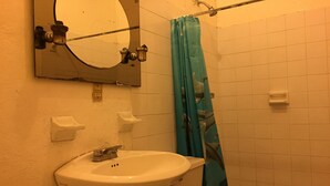 Standard Room, 2 Double Beds | Bathroom | Shower, free toiletries, towels - Hotel Aculco (Aculco)