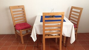 Superior Room, 1 King Bed | In-room dining - Hotel Aculco (Aculco)