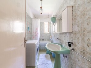 Bathtub, towels - Attractive Holiday Home in Bosco With Garden (Montecorice)