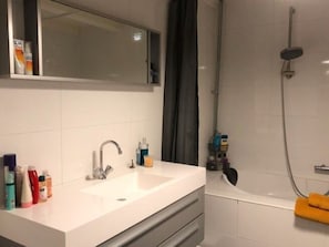 Bathtub, towels - Welcoming Apartment in Koudum With Patio (Koudum)