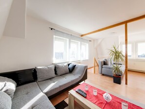 Living room - Vibrant Apartment in Coswig near River (Coswig)