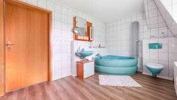 Apartment | Badezimmer | Badewanne, Handtücher