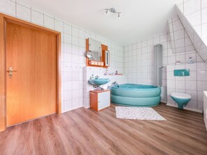 Apartment | Bathroom | Bathtub, towels - Vibrant Apartment in Coswig near River (Coswig)