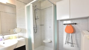 House | Bathroom | Shower - Graceful Holiday Home in Beveren aan de Ijzer With Terrace (Alveringem)
