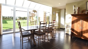 Dining - Graceful Holiday Home in Beveren aan de Ijzer With Terrace (Alveringem)