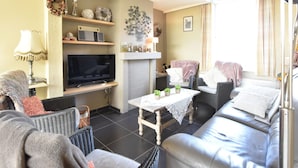 House | Living room | TV, DVD player - Graceful Holiday Home in Beveren aan de Ijzer With Terrace (Alveringem)
