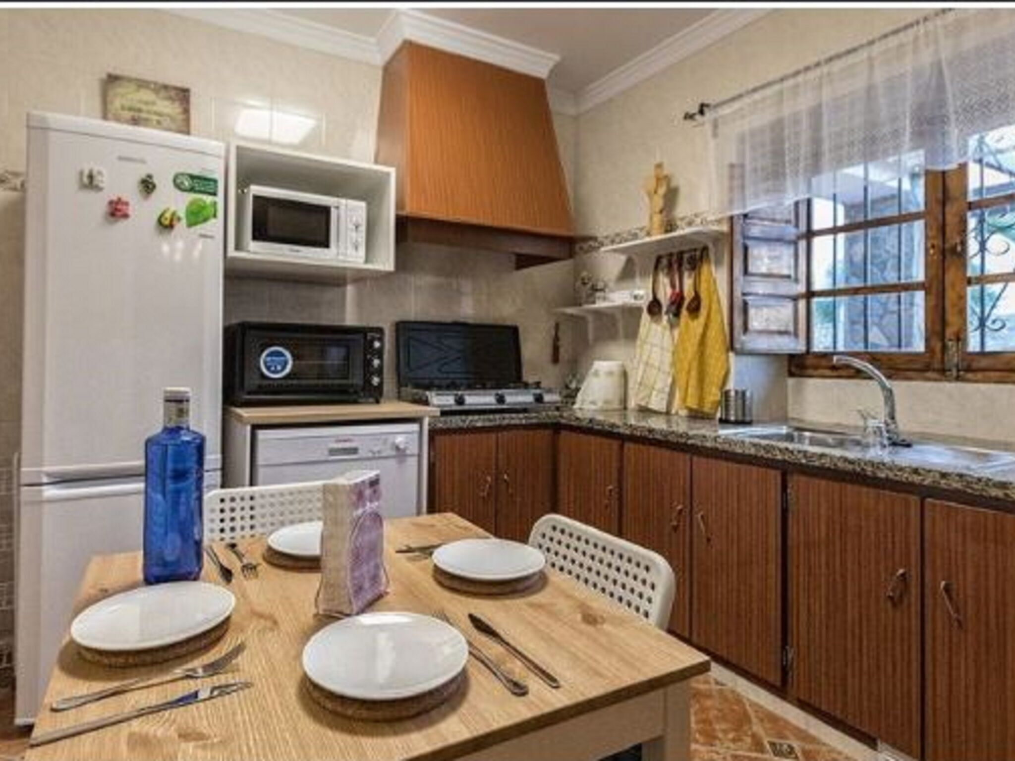 Lemari es, microwave, oven, dan mesin pencuci piring