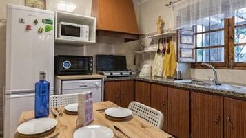 Lemari es, microwave, oven, dan mesin pencuci piring