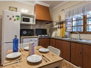 Fridge, microwave, oven, dishwasher - Swanky Holiday Home in Periana With Private Swimming Pool (Periana)