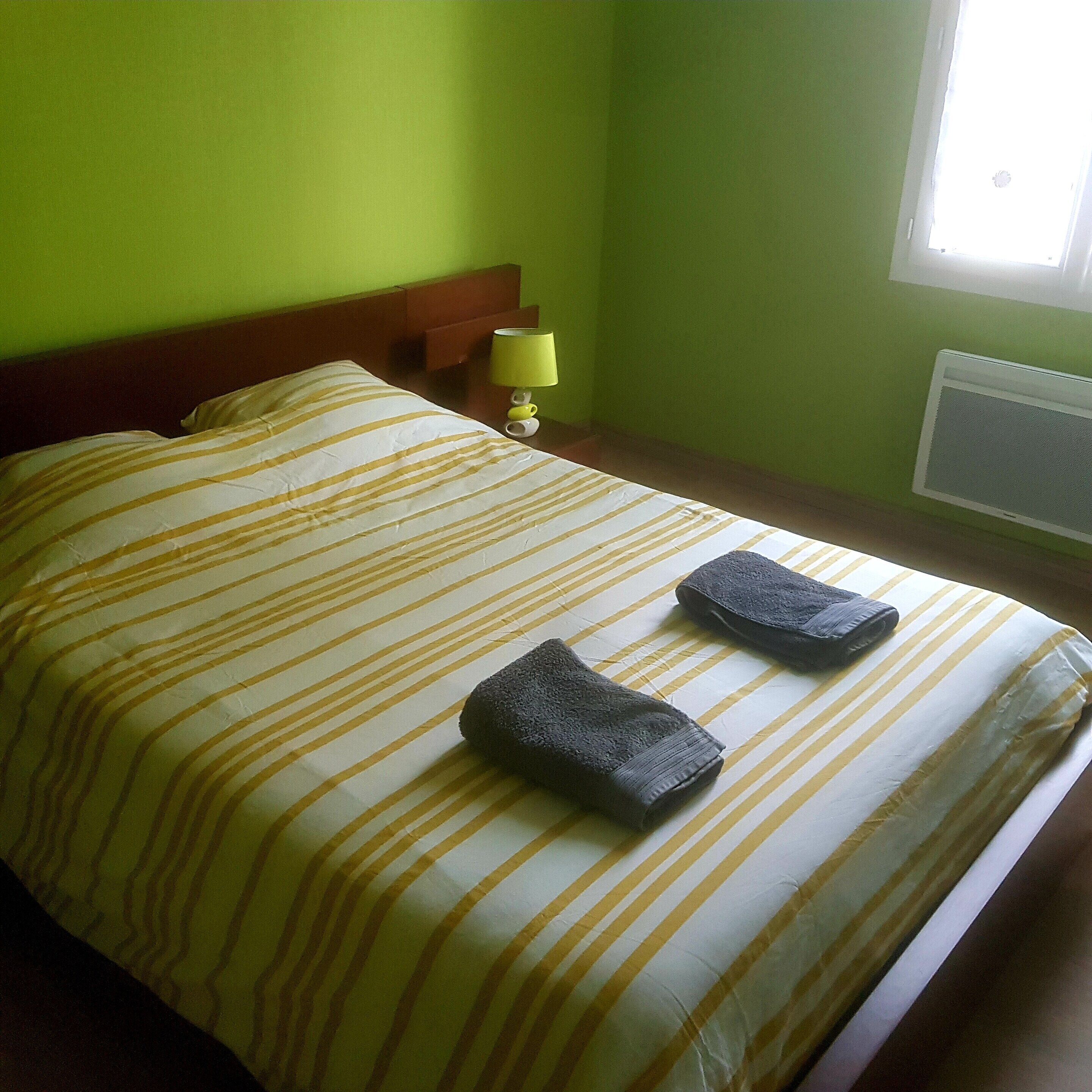 Casa | 4 habitaciones, muebles diferentes y tabla de planchar con plancha 