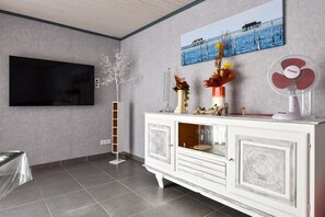 House | Living room | Fireplace - Poolside Escape by Arcachon (La Teste-de-Buch)