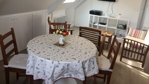 Dining - Calm and Comfortable Apartment in Bayeux (Bayeux)