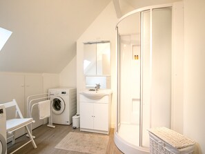 Apartment | Bathroom | Shower, hair dryer, towels - Calm and Comfortable Apartment in Bayeux (Bayeux)