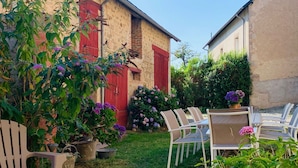 Balcony - Countryside Holiday Home in Poil With Private Garden (Poil)