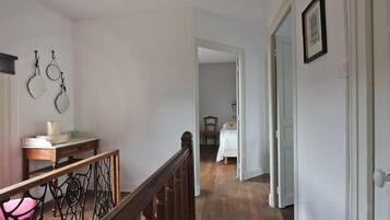 4 bedrooms, minibar, individually furnished, cots/infant beds
