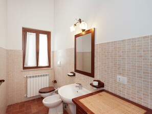 Bathroom - Peaceful Farmhouse in Gubbio With Swimming Pool (Gubbio)