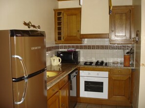 House | Private kitchen | Fridge, microwave, oven, dishwasher - Boutique Holiday Home in Besse With Swimming Pool (Besse)