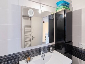 Bathroom - Duplex Apartment IN THE City Centre With Private CAR Park (Port-en-Bessin-Huppain)