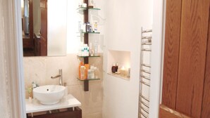 House | Bathroom - Gorgeous Mansion With Pool by the Riverside in Juillac (Juillac)