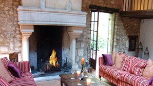 House | Living room - Gorgeous Mansion With Pool by the Riverside in Juillac (Juillac)