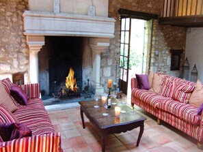 Living room - Gorgeous Mansion With Pool by the Riverside in Juillac (Juillac)