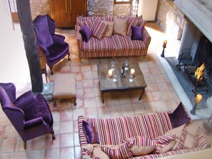 Living room - Gorgeous Mansion With Pool by the Riverside in Juillac (Juillac)