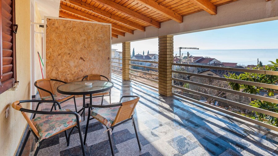 Beautiful Apartment in Jasenice Near Sea