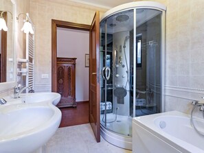 Villa | Bathroom | Bathtub, towels - Wonderful Villa Near the Center of Rome, With Private Swimming Pool (Rome)