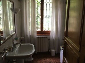 House | Bathroom | Combined shower/bathtub, towels - Attractive Holiday Home in Magliano With Private Swimming Pool (Fivizzano)
