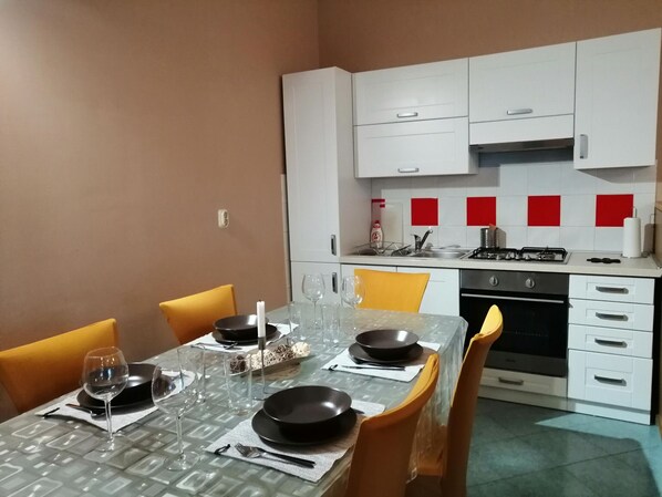 Wasserkocher mit Kaffee-/Teezubehör, Kühlschrank, Mikrowelle