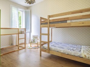5 quartos, individualmente mobiliados, ferros/tábuas de passar roupa