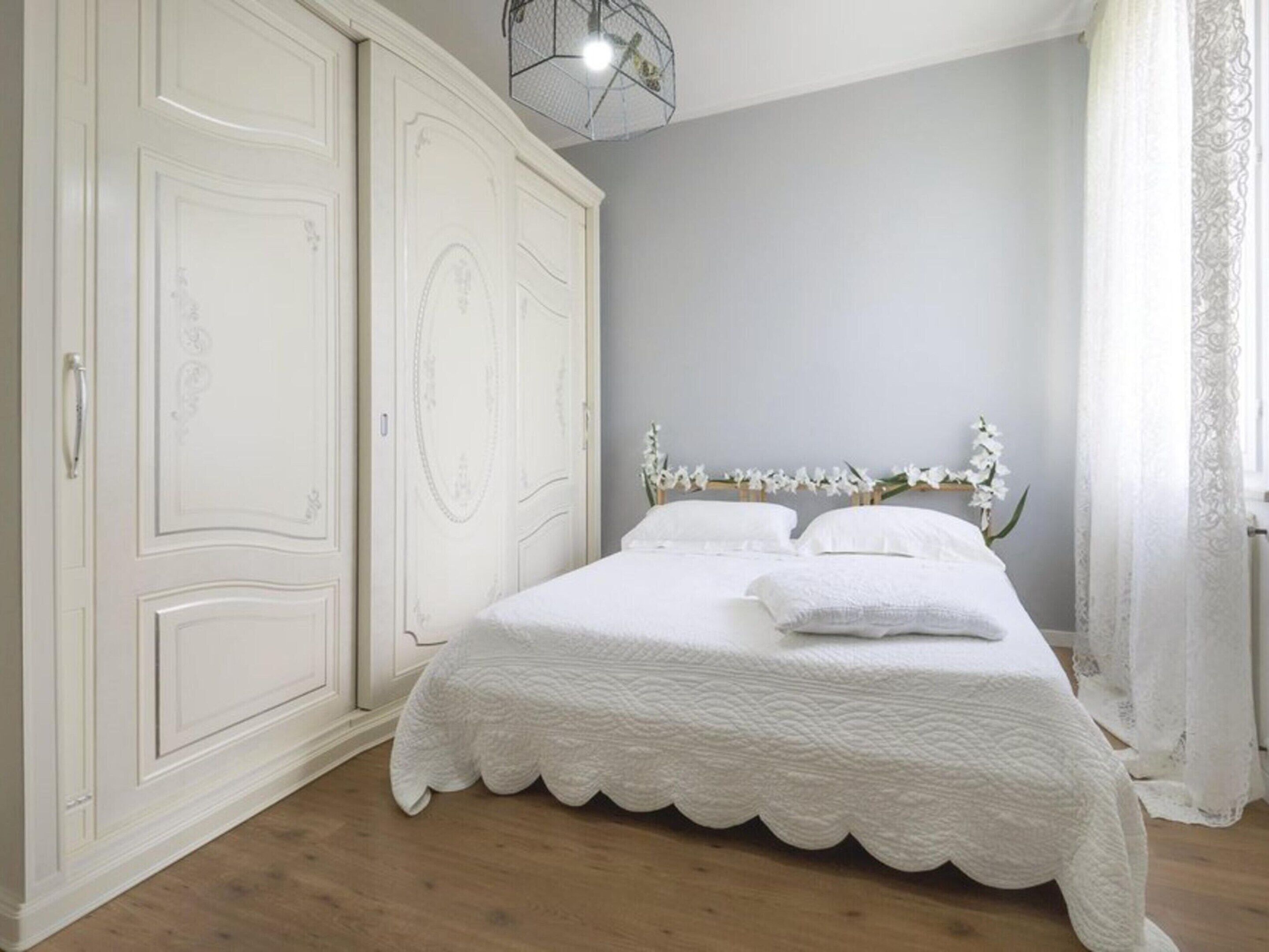 5 bedrooms, individually furnished, iron/ironing board