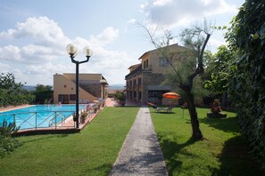 Apartment | Exterior - Holiday Home in Chianti With Pool & Garden (Barberino Tavarnelle)