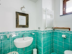 House | Bathroom | Shower, towels - Homespun Holiday Home in Ceraso With Garden (Ceraso)