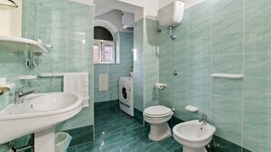 Buồng tắm vòi sen, khăn tắm 