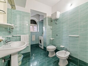 Shower, towels - Pleasant Apartment in Villammare With Terrace (Vibonati)