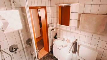 Dusche, Haartrockner, Handtücher