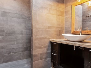 Rumah | Kamar mandi | Shower dan handuk