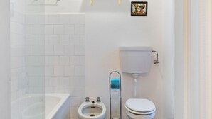 Rumah | Kamar mandi | Kombinasi shower/bathtub dan handuk
