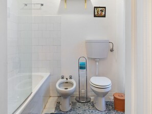 House | Bathroom | Combined shower/tub, towels - Boutique Holiday Home in Terruggia With Garden (Terruggia)
