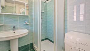 Shower, towels - Lively Apartment in Villammare With Sea View (Vibonati)