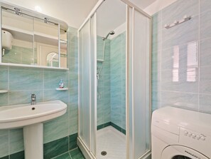 Shower, towels - Lively Apartment in Villammare With Sea View (Vibonati)