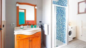 Ferienhaus | Badezimmer | Dusche, Handtücher