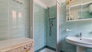 Shower, towels - Soothing Apartment in Villammare With Small Garden (Vibonati)